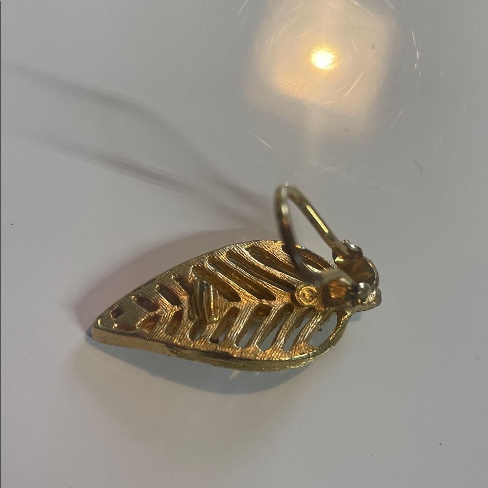 Vintage Gold Tone Openwork Leaf Brooch Pin Costume Jewelry Accessory - Picture 3 of 7
